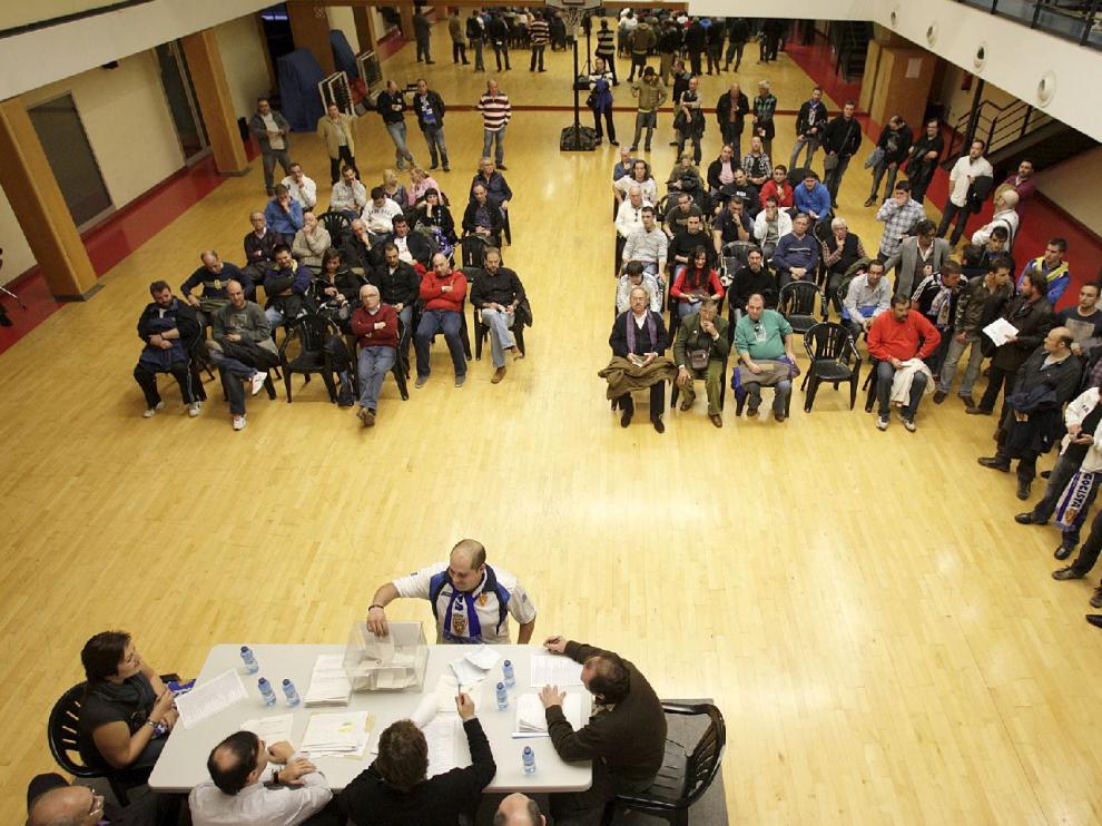 Imagen de la jornada electoral en la Federación de Peñas del Real Zaragoza de hace cuatro años, en noviembre de 2012.