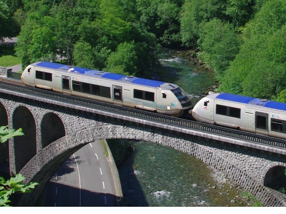 Un tren por el viaducto de Escot, entre Olorón y Bedous.