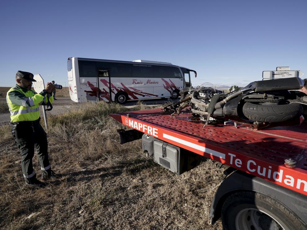 La guardia Civil examina la moto accidentada en Cella.