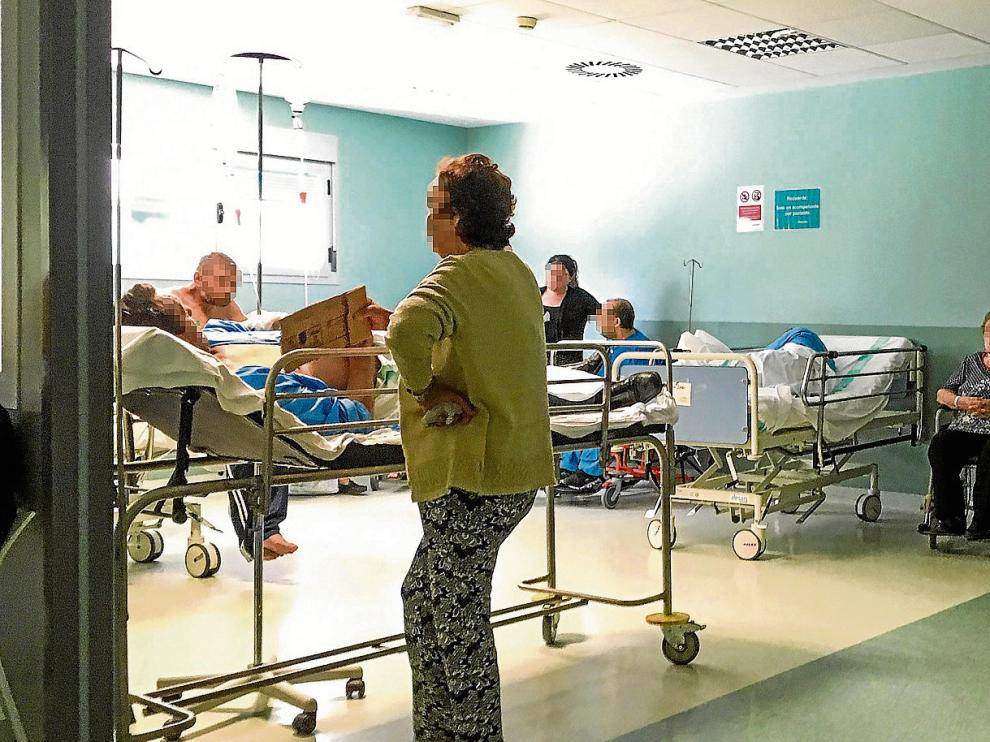 El servicio del Hospital Miguel Servet este verano, con varios pacientes en los pasillos.
