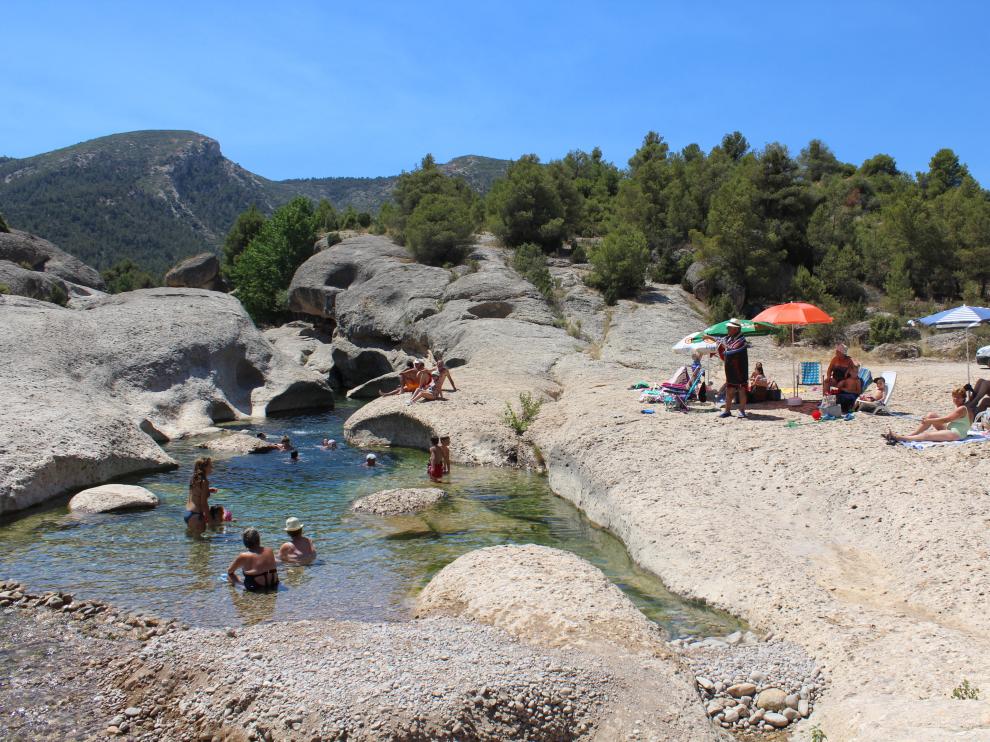 El puente de Cananillas, en Aguaviva, es uno de los espacios naturales que en verano se llena de bañistas llegados de distintos puntos, como muestra la fotografía.