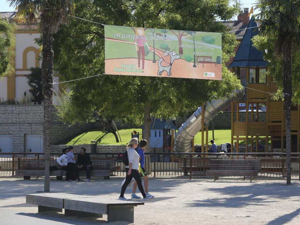 Una de las lonas que informa sobre los cambios en la ordenanza colocada en el parque Universidad.