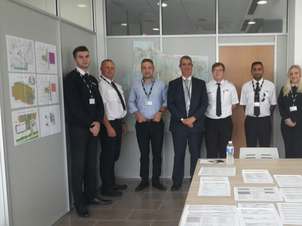 Alumnos e instructores de la escuela de pilotos, con el director del aeropuerto de Teruel en el centro.