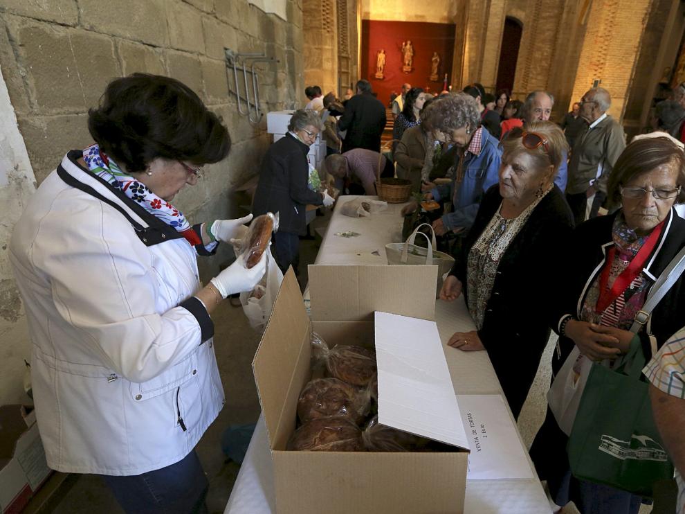 La Real Cofradía de San Lorenzo celebró ayer por la mañana su anual fiesta del cofrade en la ermita de Loreto. Tras la misa, se repartió a los asistentes torta y melocotón con vino.