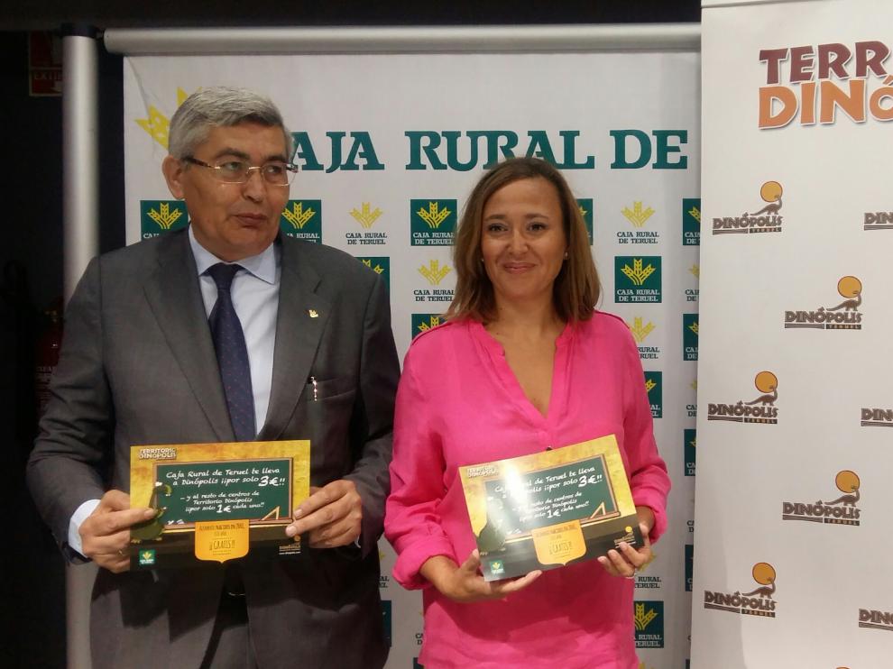 El director general de Caja Rural de Teruel, José Antonio Pérez Cebrián y la consejera de Educación, Mayte Pérez.