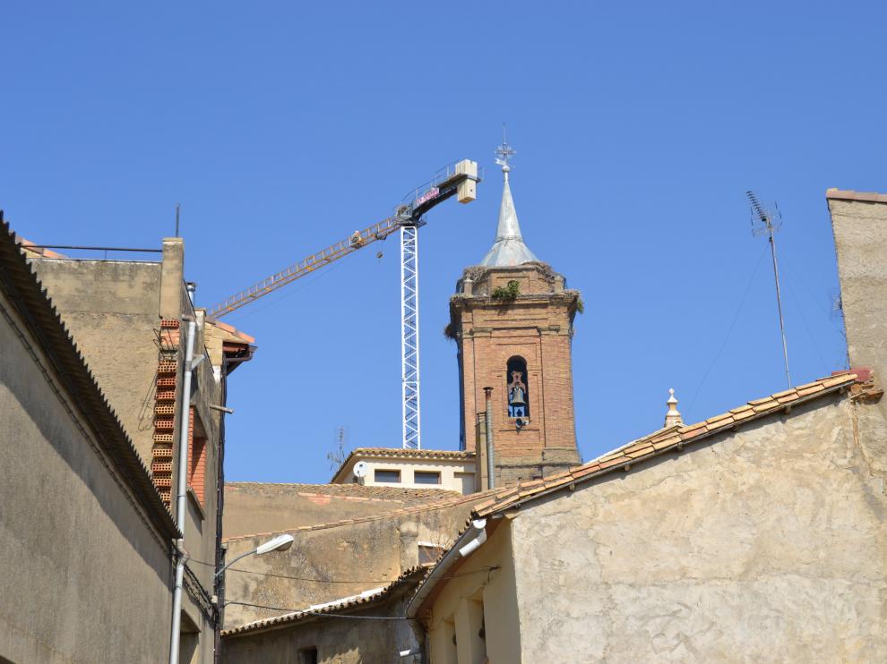 La iglesia de Santiago y San Miguel, ayer en Luna.