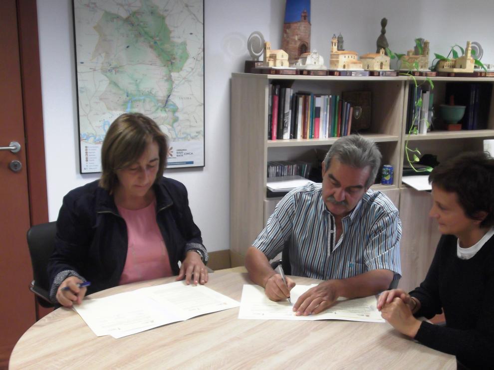 Firma del acuerdo etre la comarca del Bajo Cinca y la AECC, este lunes.