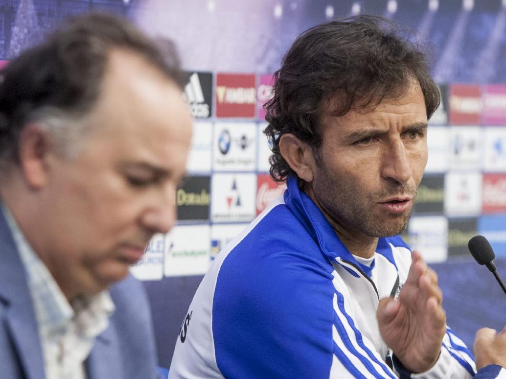 Luis Milla explica sus impresiones a la prensa antes del partido ante el Nástic en Tarragona.