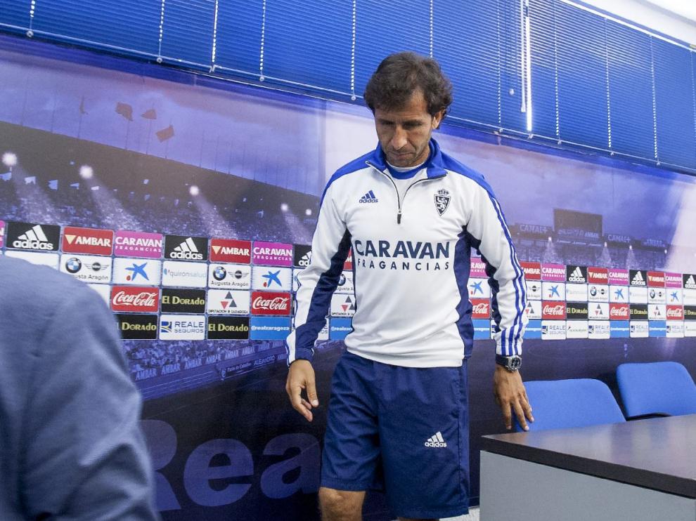 Luis Milla se marcha de la rueda de prensa hacia el entrenamiento previo al partido de Tarragona.