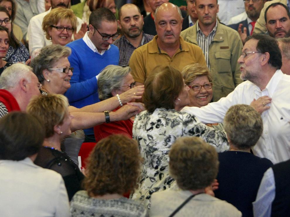 Mariano Rajoy saluda a los asistentes de un mitin en Betanzos (Galicia)
