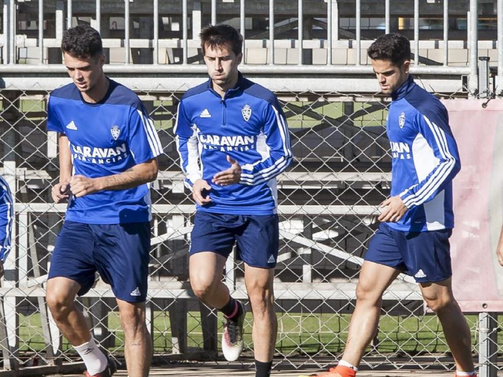 Erik Morán, a la izquierda delante de Lanzarote y Fran, durante el entrenamiento de la tarde de este lunes, previo a viajar a Tarragona.