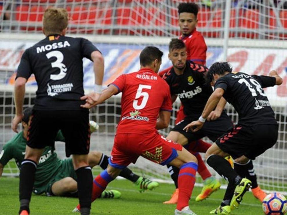 Los jugadores del Nástic de Tarragona (de negro), defienden su portería en un ataque del Numancia en el partido del pasado sábado en Los Pajaritos, donde los catalanes perdieron 1-0.