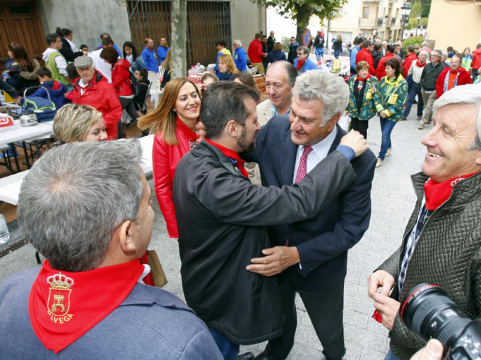 El secretario regional del Partido Socialista, Luis Tudanca, iz., y el expresidente del Congreso Jessús Posada se saludan en la localidad de OLvega donde ambos asistieron a las fiestas de la localidad. -El secretario regional del Partido Socialista, Luis