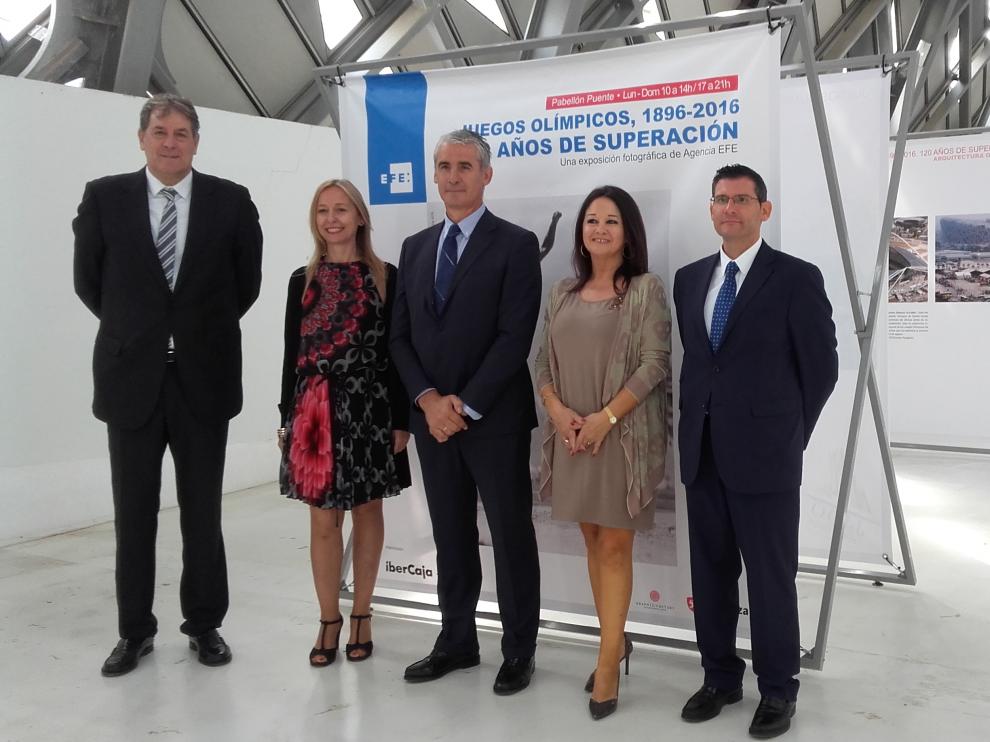 De izquierda a derecha: Fernando Arcega, jefe de Instituciones de Ibercaja; Belén Molleda, delegada de la Agencia Efe en Aragón; Juan Carlos Sánchez, jefe de la Obra Social de Ibercaja; Magdalena Lasala, responsable del programa de Educación y Cultura de