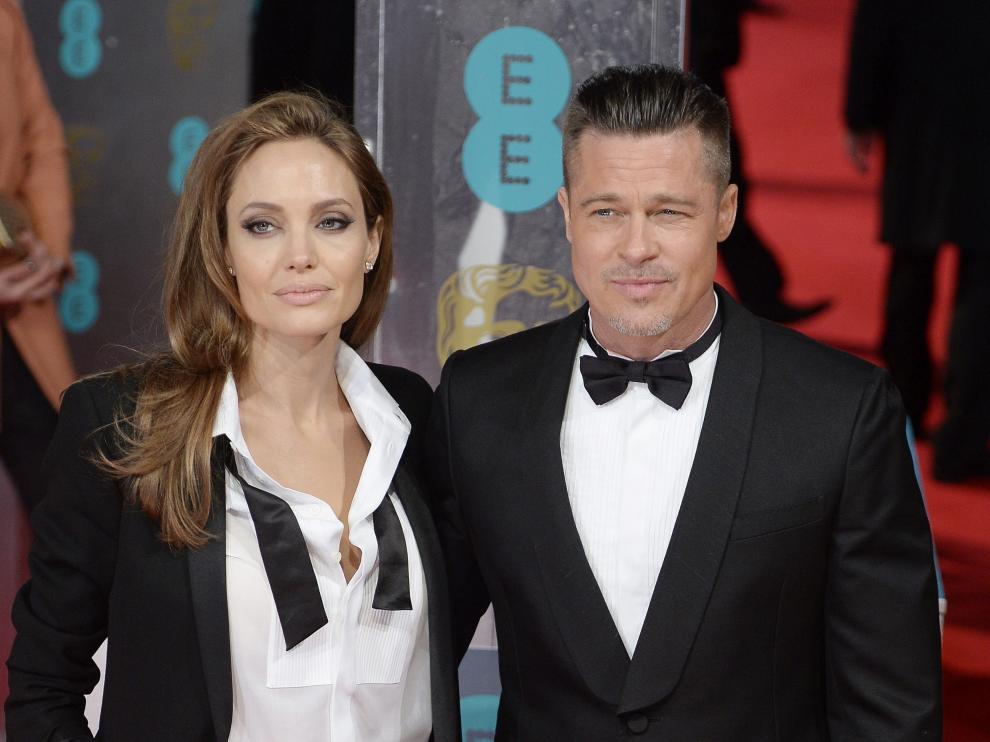 Angelina Jolie y Brad Pitt se divorcian.