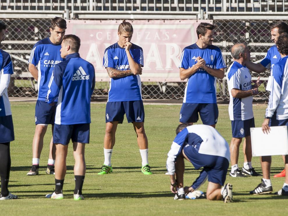 Wilk, pensativo en el centro, durante el entrenamiento de este lunes.