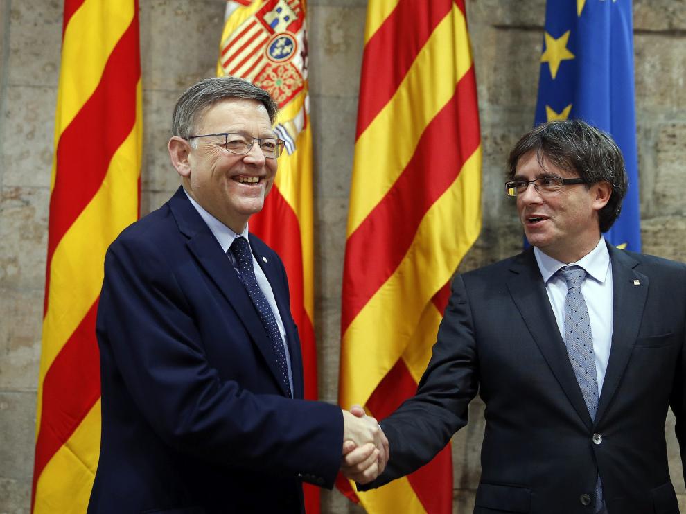 El presidente de la Generalitat de Cataluña, Carles Puigdemont, junto a su homólogo valenciano, Ximo Puig, en la cumbre económica celebrada para conformar "un frente común" a favor del Corredor Mediterráneo.