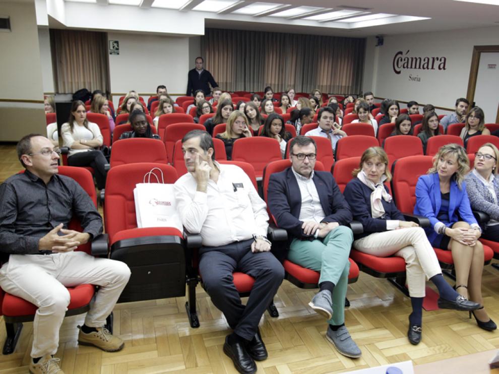 Los alumnos parisinos y sus profesores junto a los responsables de la Cámara de Comercio