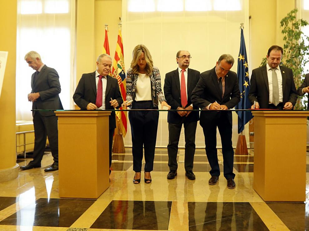 Firma del convenio este martes en Zaragoza.