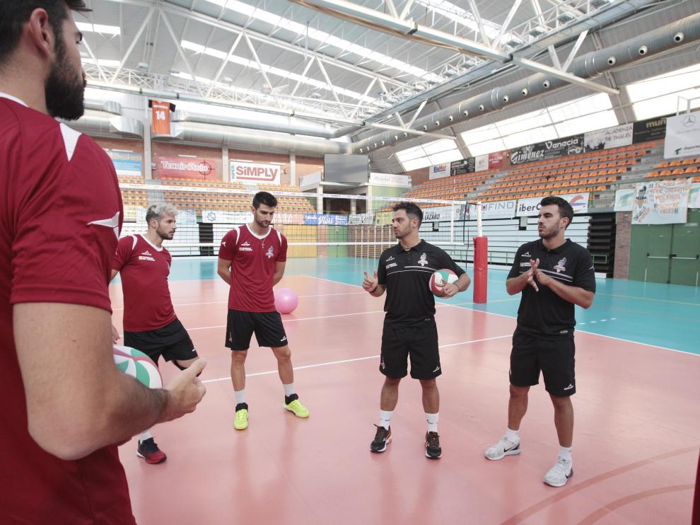 Los jugadores del CV Teruel junto al técnico Miguel Rivera, en un entrenamiento de la pretemporada.