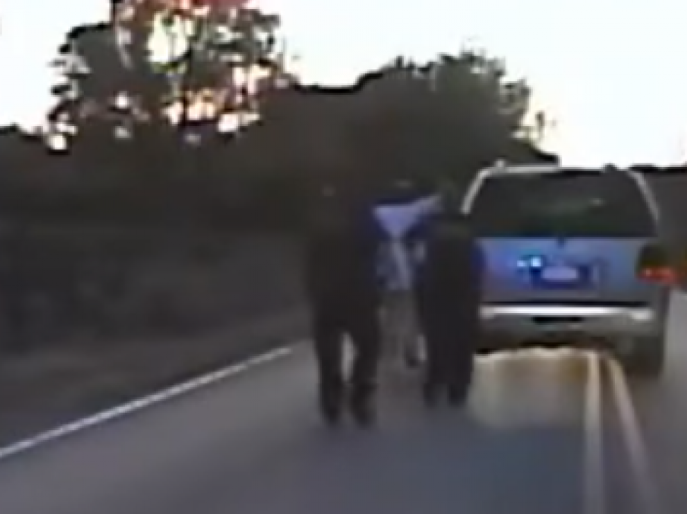 La policía de EE. UU. mata a un negro desarmado cuyo vehículo se había averiado.