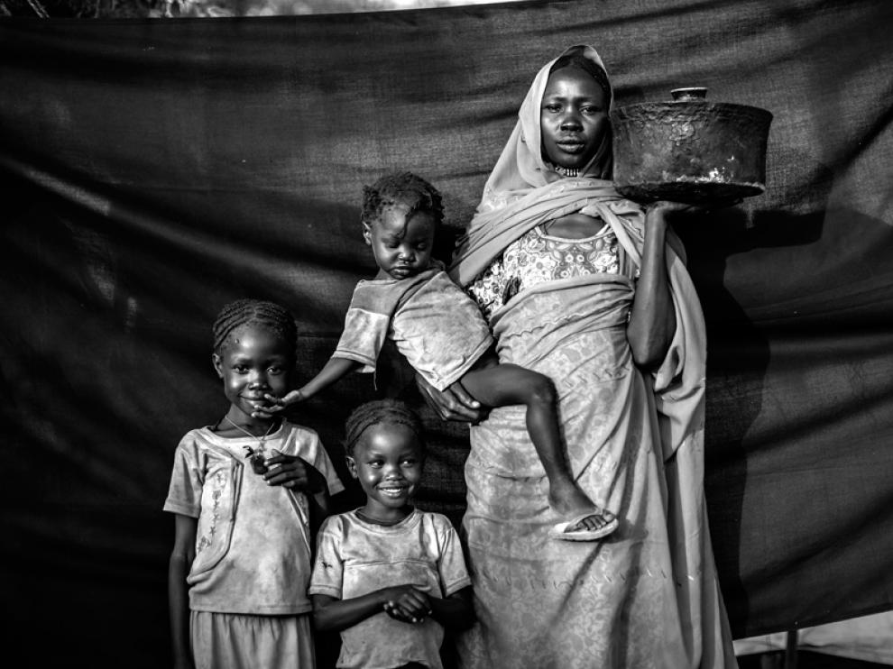 La exposición muestra la vida de los refugiados a través de fotografías.