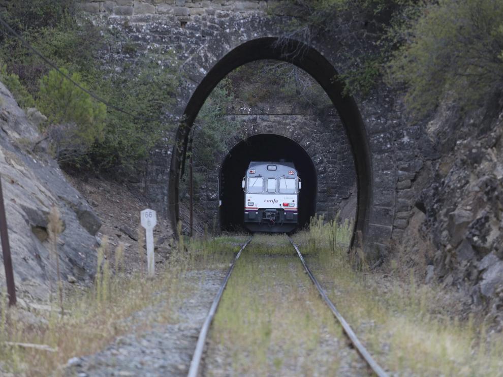 Paso del tren, ayer por la parte, por el túnel que se va a mejorar, limitado a 20 km/h.
