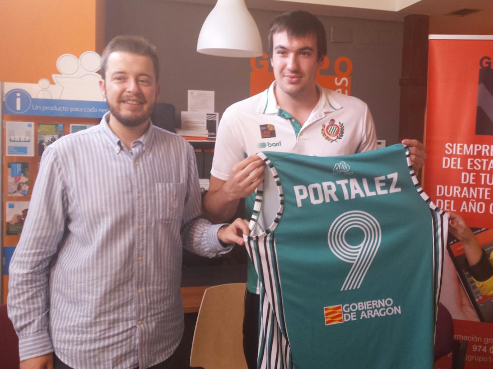 Antonio Orús, presidente del CB Peñas, Marcos Portález, jugador del Magia Huesca, y Jara Abarca, gerente de Grupo 14 Asesores.