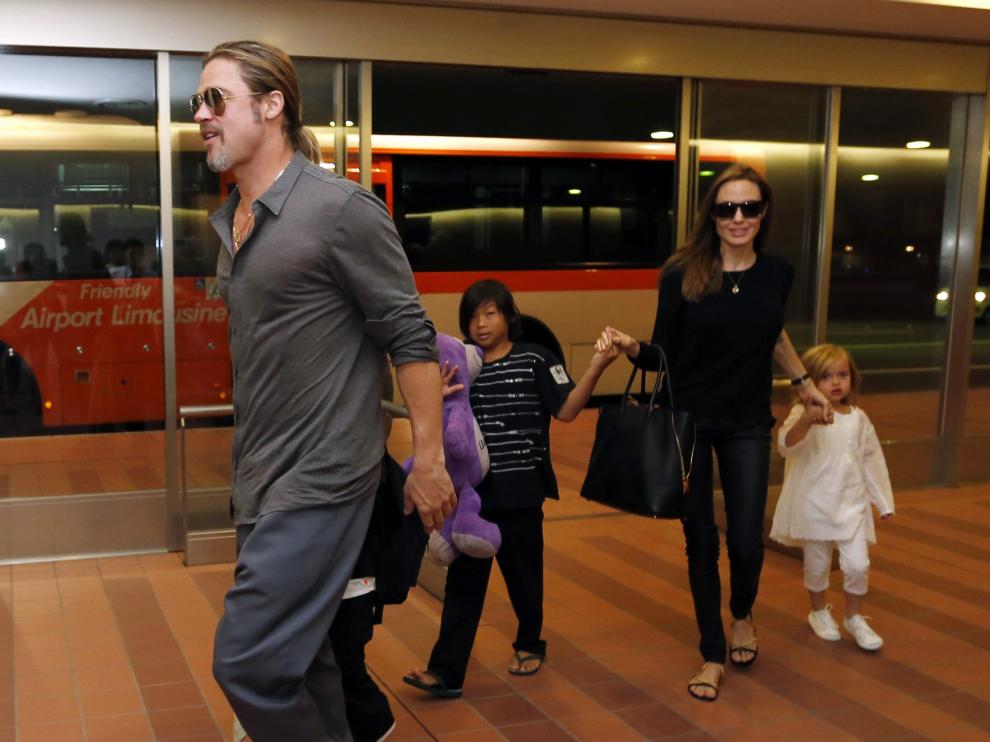 Brad Pitt y Angelina Jolie junto a varios de sus hijos.