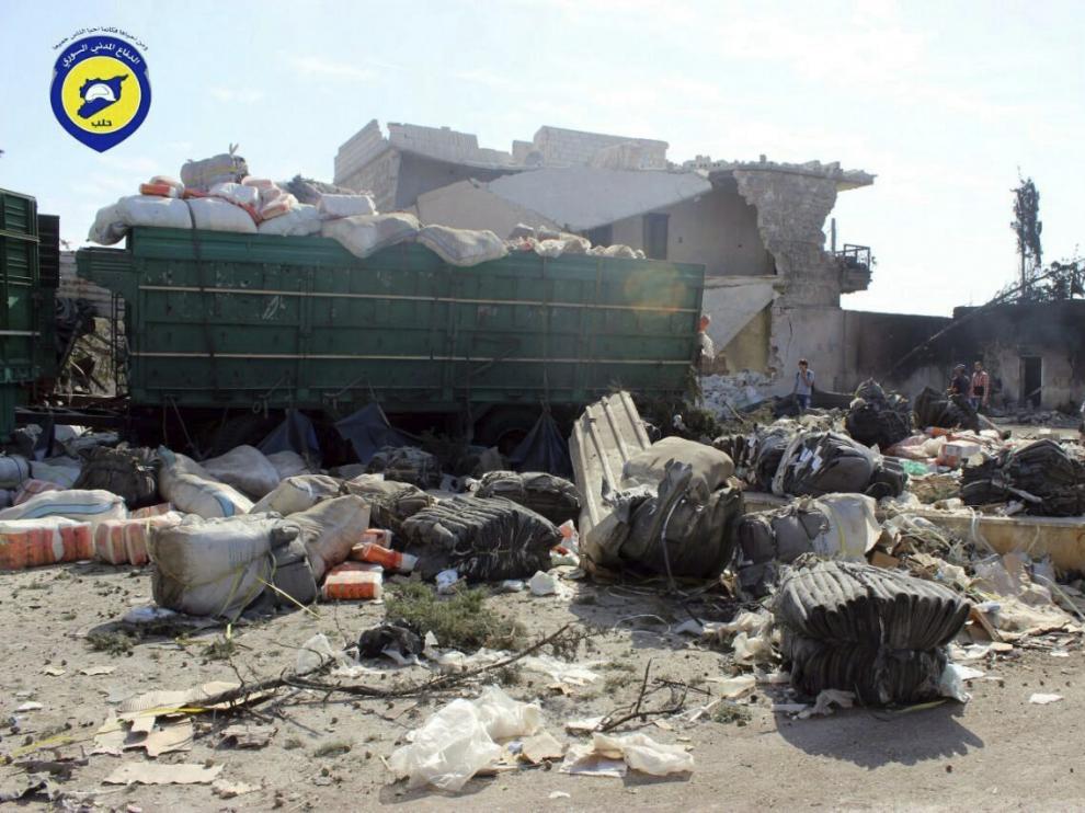 Imágenes del ataque a un convoy humanitario en la población de Auram al Kubra, en el oeste de Alepo.