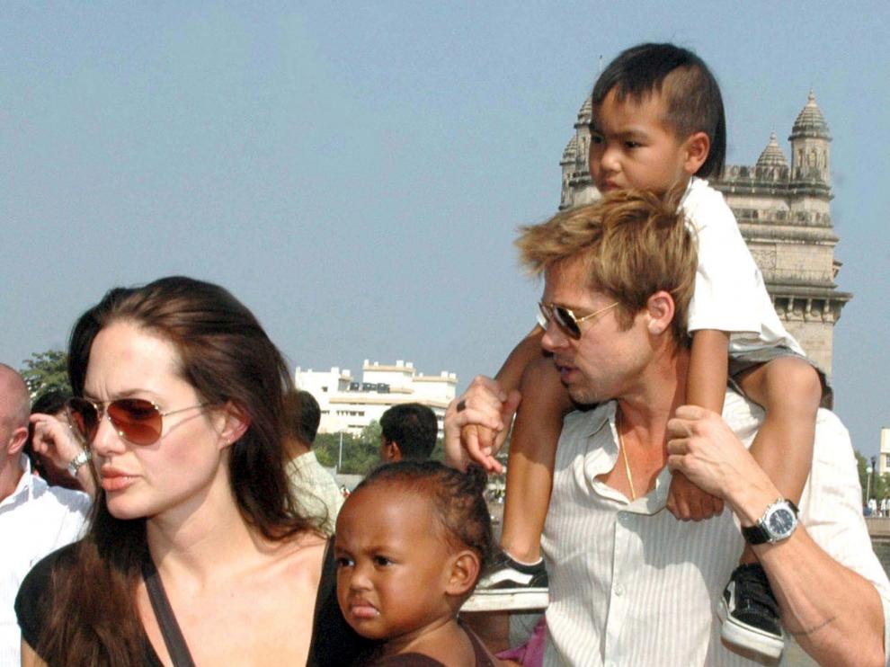 Brad Pitt y Angelina Jolie junto a dos de sus hijos.