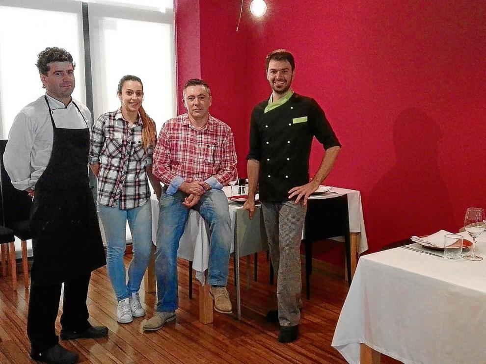 Borja Viamonte, Clara Villar, Antonio Tejero y Victor Ilie, personal de Boliche.