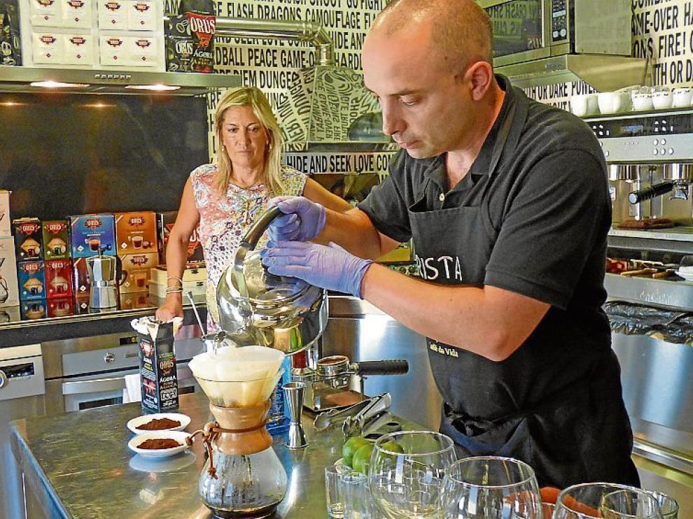 El barista Jorge Milla dio un taller en el espacio Ágora de Cafés Orús.