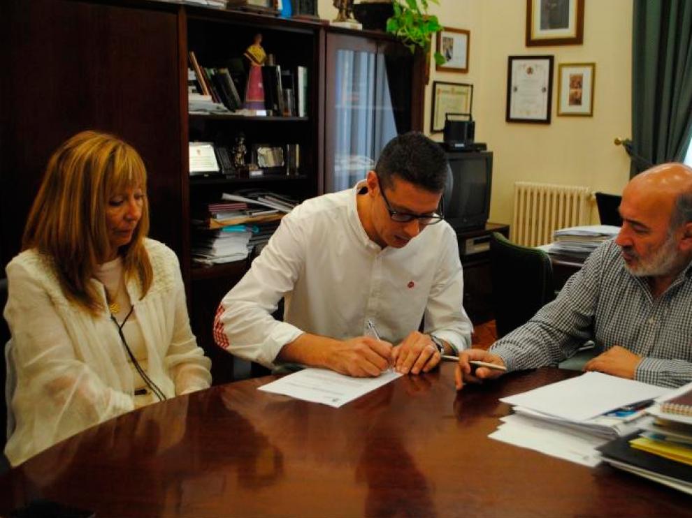 El Ayuntamiento de Calatayud y Ayuda para el Desarrollo han firmado un convenio de colaboración.