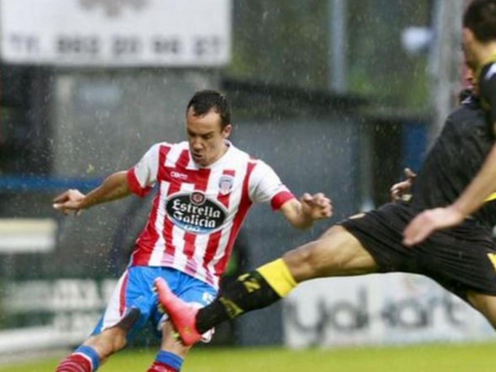 David López, con el Lugo, dispara a puerta en presencia de Willian José y Rico en el partido que disputó el Real Zaragoza en el Anxo Carro hace dos años (3-3, con dos goles del jugador lucense).