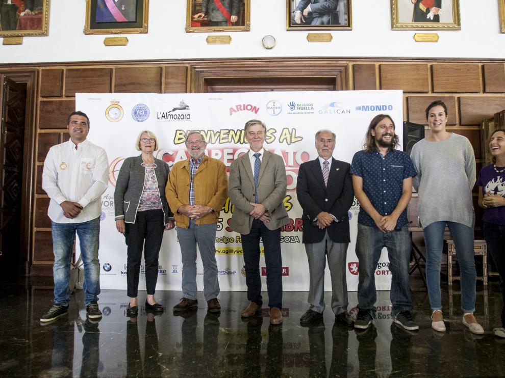 Organizadores del Mundial de Agility y el alcalde, Pedro Santisteve, este miércoles en la presentación del Mundial celebrado en el Ayuntamiento de Zaragoza
