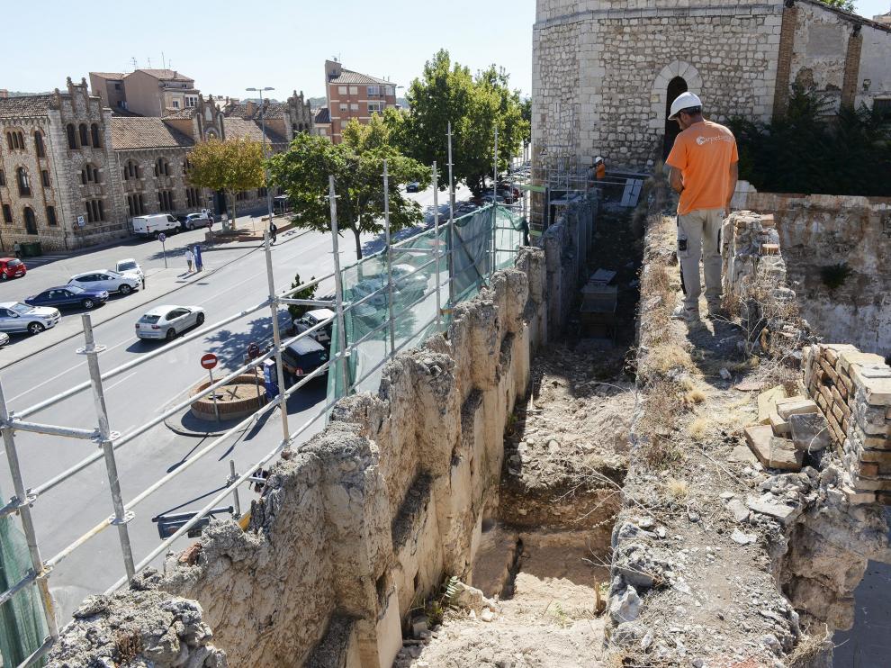 Trabajos de restauración en el tramo de la muralla carlista contiguo al torreón de la Bombardera.