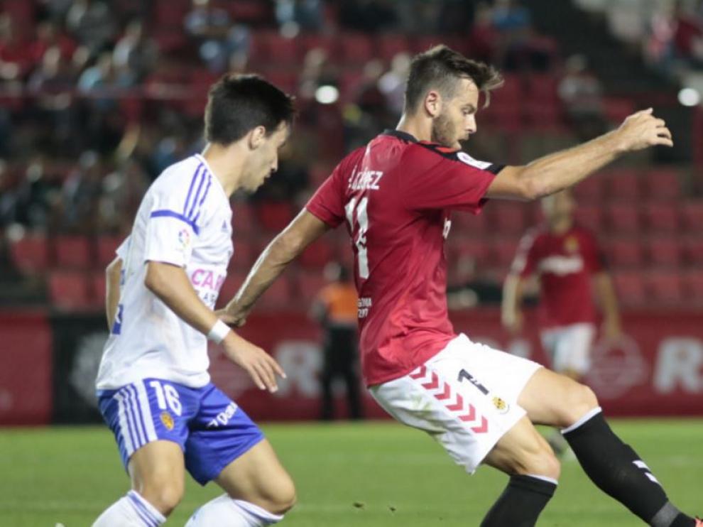 Isaac, en una jugada con Alex López, delantero del Nástic, el pasado martes en el Nou Estadi.