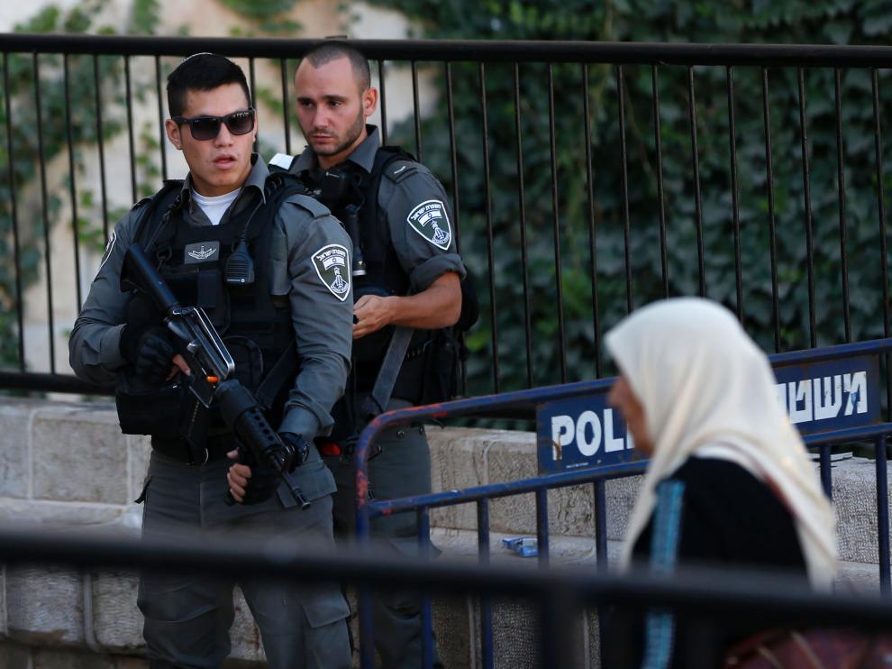 Agentes de policía vigilan la entrada a la antigua ciudad de Jerusalén.