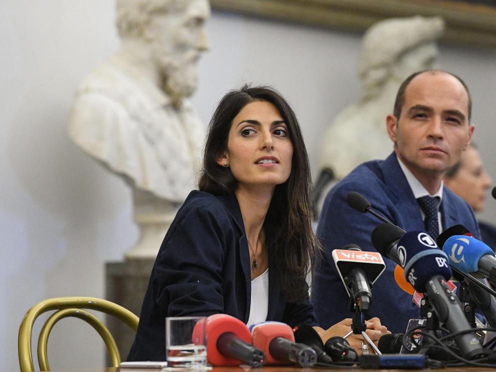 Virginia Raggi junto a su jefe de gabinete Daniele Frongia