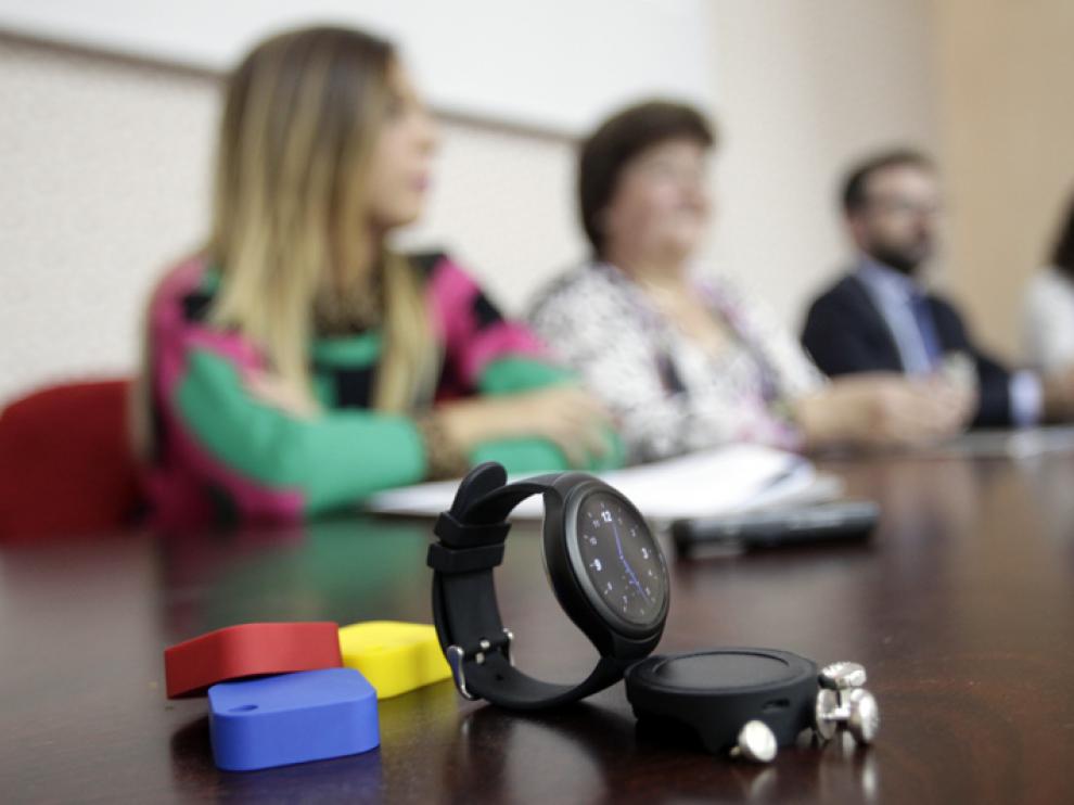 Presentación del reloj localizador que pretende dar autonomía a los enfermos y dar seguridad a los familiares