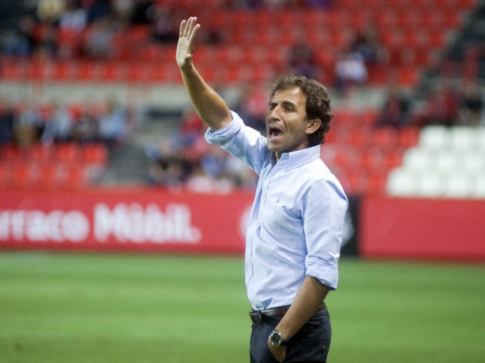 Luis Milla, en la banda del Nou Estadi de Tarragona en el partido de la noche de este martes.