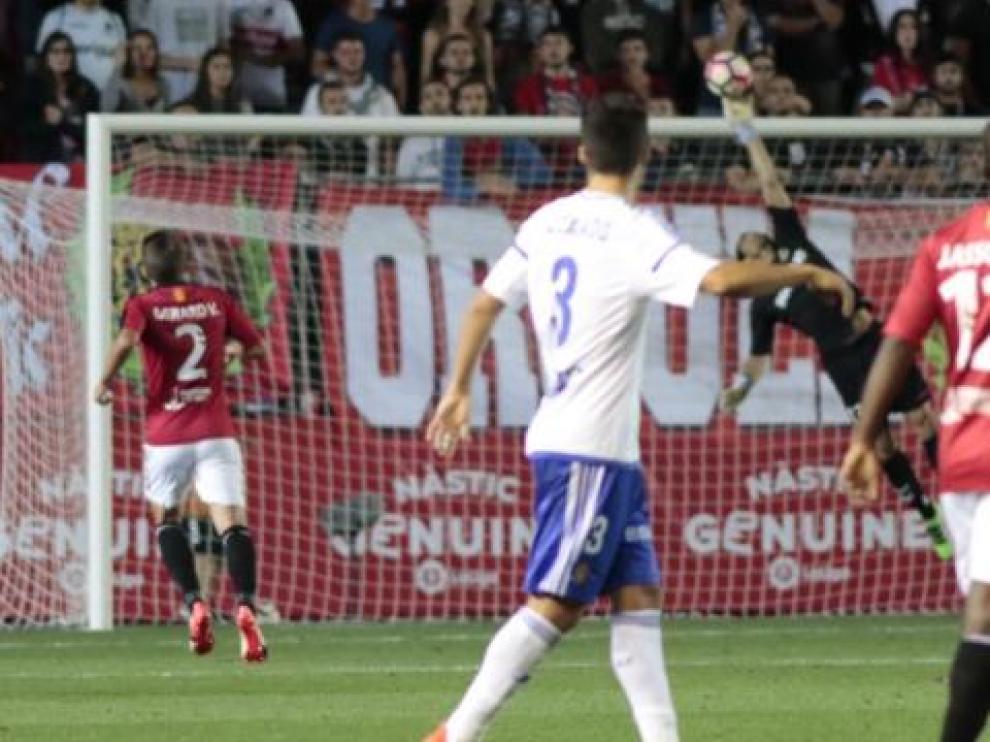 Momento del partido entre el Nástic y el Real Zaragoza.