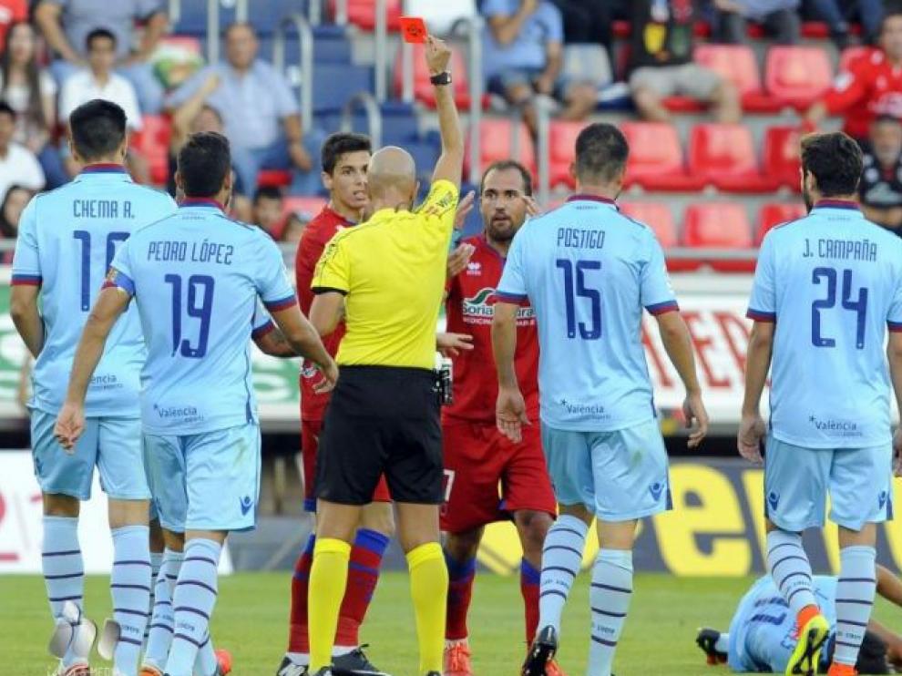 Momento en el que el árbitro asturiano González Fuertes expulsa al numantino Medina en la 1ª jornada ante el Levante en Los Pajaritos.