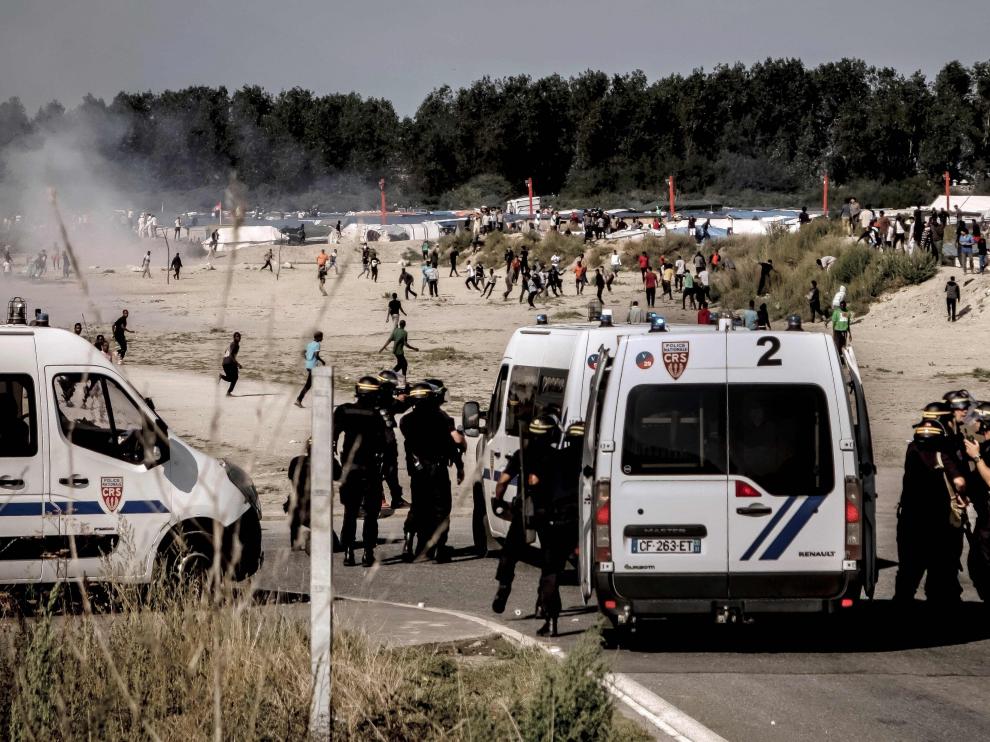Enfrentamientos entre los inmigrantes de Calais y la Policía francesa