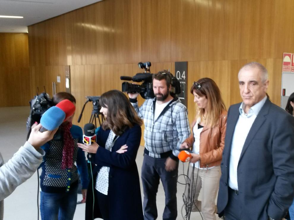 Alonso, rodeado de periodistas a la entrada al juzgado