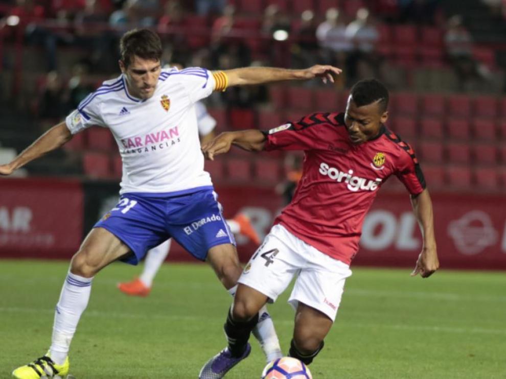 Alberto Zapater, en un lance del partido de Tarragona pugna con el exzaragocista Uche.