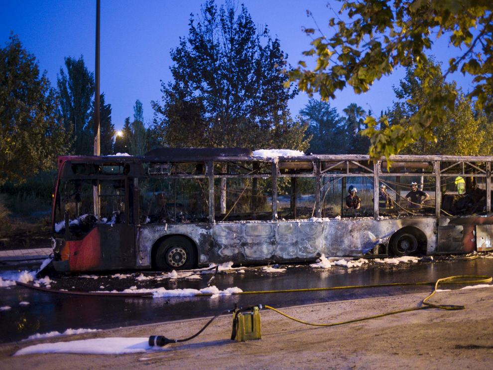 Estado en el que quedó un autobús calcinado en Rosales del Canal el pasado 2 de septiembre.