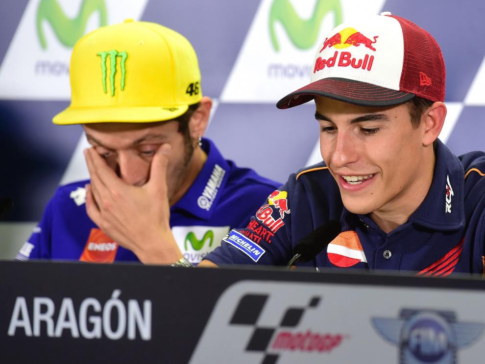 Marc Márquez (derecha) junto a Valentino Rossi (izquierda)