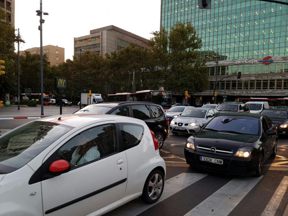 Retenciones en el centro de la ciudad tras el ciere del paseo de Pamplona por el día sin coches.